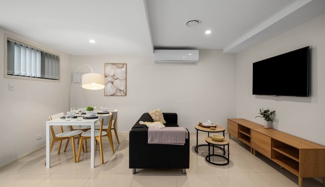 2 Bdr Apt! Train! Parking! Restaurants! 2144D2