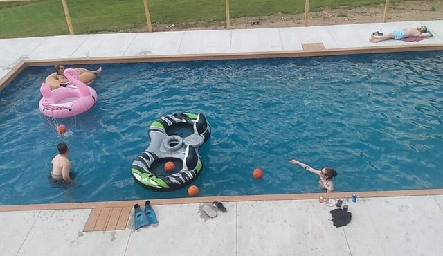 2 BDR cottage on Bras D'or Lakes (420 friendly) (2 of 5)