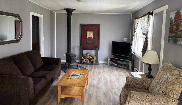 2 BDR cottage on Bras D'or Lakes. We are 420 friendly! - (1 of 5)