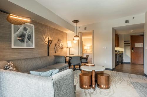 2 BDR Family Resort Condo with Pool Lounge & Mountain Views