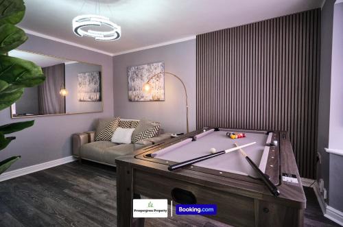 2 BDR House By Prospergress Property Short Lets & Serviced Accommodation Coventry With Free Parking and Large Garden Patio