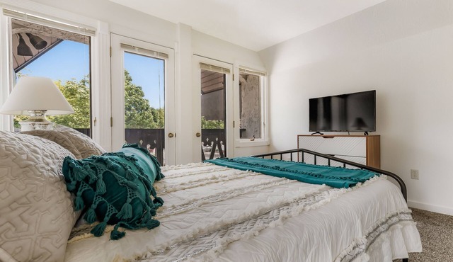 2-Bdr Main St. Loft, Pet Friendly!