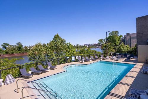 2 BDR Riverfront Living in Downtown Nashville