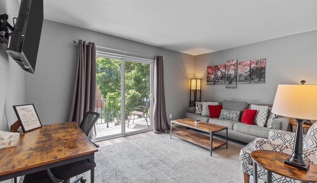 2 Bdr Upstairs Apt Walking Distance to Main St