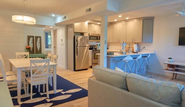 2 Bdrm/2 Bath, Sleeps 6, Pool, Balcony, Wi-Fi, TVs