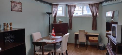 2 bdrm apartment 3 min walk to McMaster University