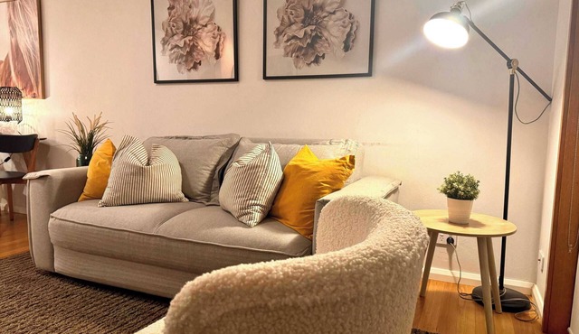 2 Bdrm Apt in Annandale with Courtyard & Parking