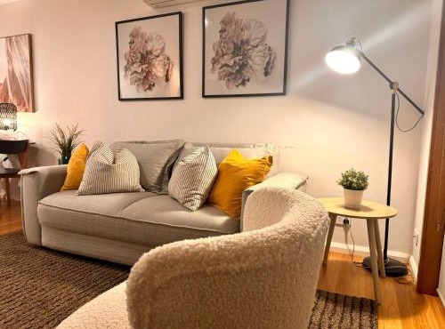 2 Bdrm Apt in Annandale with Courtyard & Parking