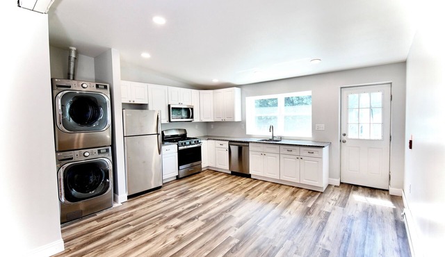 2 Bdrm Apt w King Size Bed, 3 Work Desk, & More in welcoming Philadelphia!