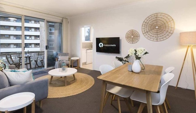 2 Bdrm Apt with Balcony & Parking, Close to Shops