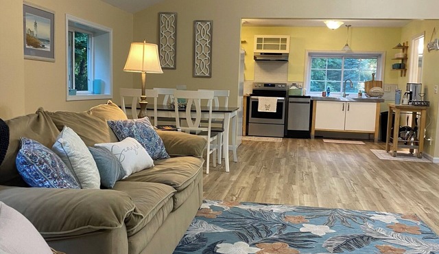 2-bdrm cottage 8 mins from South Haven beaches - Huge Yard, Fire Pit, Bike Trail