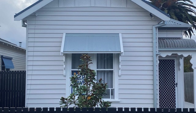 2 bdrm, family friendly, Comfy Cottage in walking distance to….