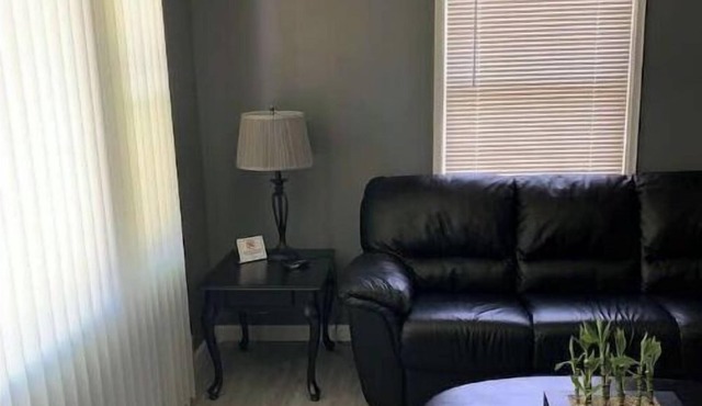 2 Bdrm Home Less than 6 miles from Lambert Airport