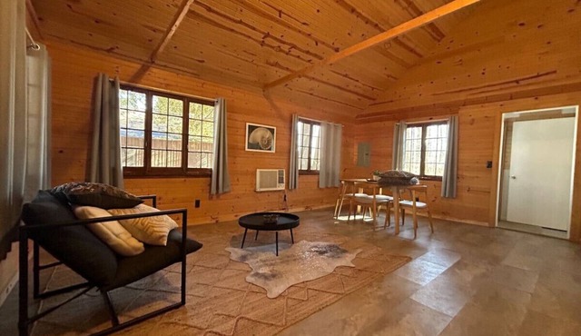 2 bdrm, hot tub, walk to beach