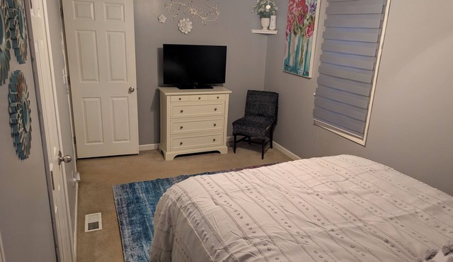 2-bdrm house in Louisville. Near highway, stores, & 20 mins from Churchill Downs