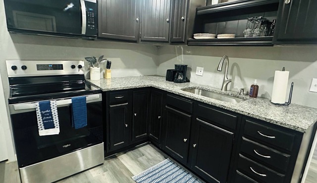 2 bdrm house in Sugar Creek 7 minutes from 435- 12 minutes from GEHA Stadium