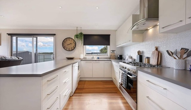 2 bdrm house near beach sleeps 5