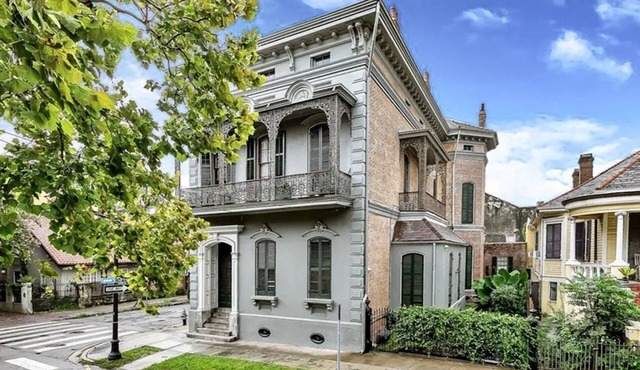 2-bdrm. king balcony suite, cont'l breakfast one block from Fr Quarter and Frenchmen. Sleeps 6