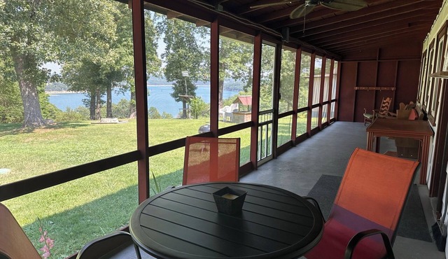 2-Bdrm Lake View/Access Cabin, Family/Pet Friendly, Large Screened Porch, Clean