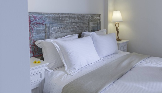 2 bdrm villa with parking and great sea views. Located in a quiet neighbourhood