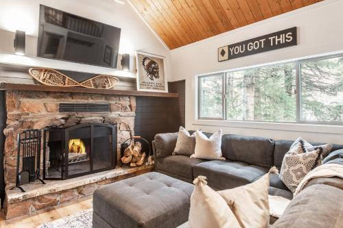 2 Bdrm w/Loft Walk to Ski Run Hot Tub Fireplace