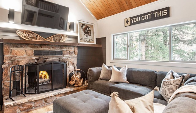 2 Bdrm w/Loft Walk to Ski Run Hot Tub Fireplace
