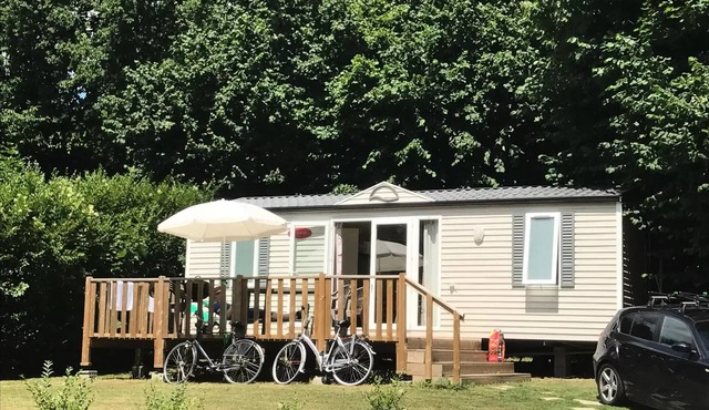 2-bedroom mobile home: sun terrace, lawn to play on, relaxation guaranteed. Sleeps 4