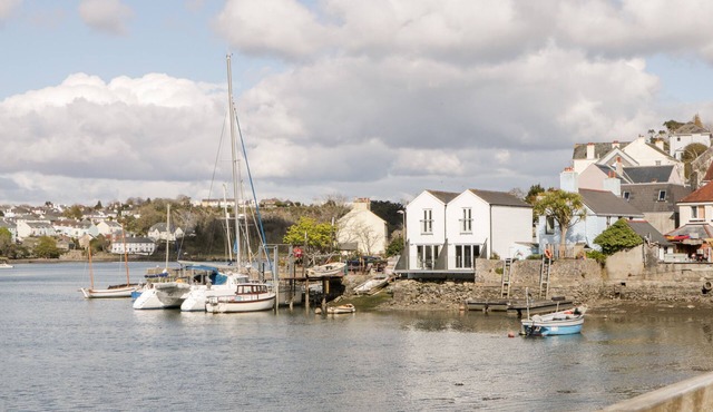 2 BEACH COTTAGE, pet friendly, character holiday cottage in Hooe
