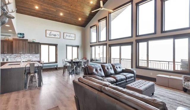 2 Bear Lake House - Stunning Views, Spa Onsite! (35+ Guests)