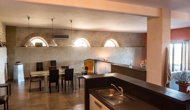 2 beautiful farmhouse upto 16 people private pool, views and air conditionning