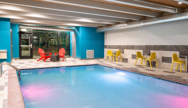 2 Beautiful Units Near Spring River Zoo. FREE Parking and Breakfast!