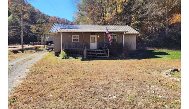 2 bed, 1.5 bath cottage across from Watauga Lake