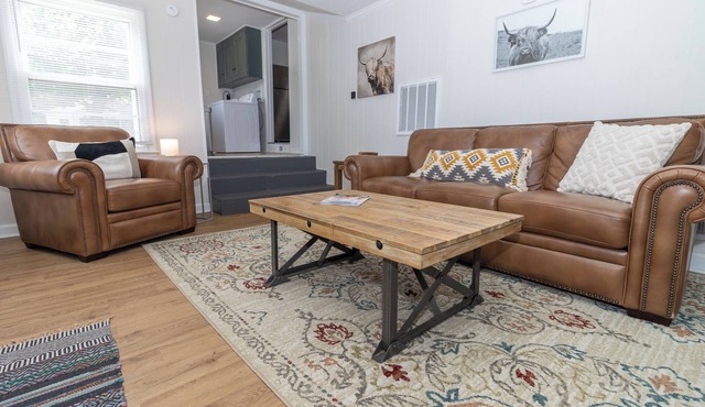 2 bed/1 ba-across f/Coliseum/GAC