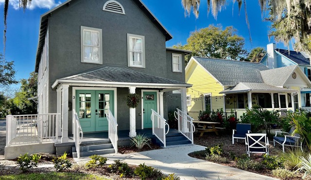 2 bed, 1 bath, 2nd floor apartment in the heart of downtown, historic New Smyrna Beach.