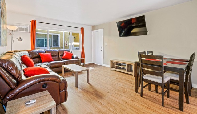 2 Bed 1 Bath 5 minutes to Downtown San Diego Apt # 2