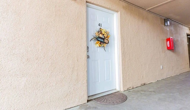 2-bed, 1-bath apartment near I-24. Great location