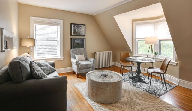 2 Bed/1 Bath Apartment, Fully Stocked Kitchen, Spacious, Premium City Location