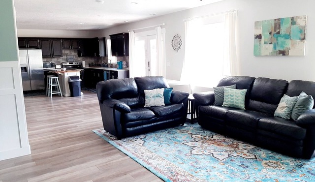 2 Bed/1 Bath daylight basement apartment-perfect for families!