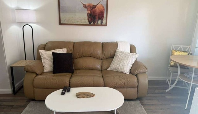 2‑bed/1‑bath- Downtown Brooksville. Shops, cafés, and local attractions nearby