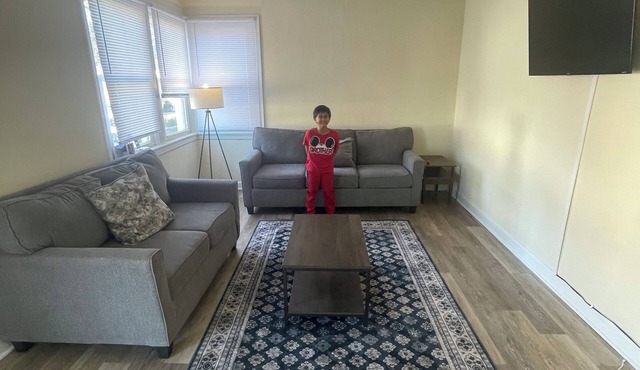 2 bed 1 bath full kitchen house just a mile away from airport. ask me anything