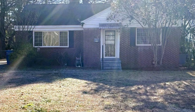 2 Bed, 1 Bath home Near Hospital & Hospice Ideal for Medical or Family Visits!