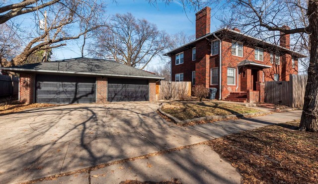 2 Bed 1 Bath Property in College Hill with Garage!
