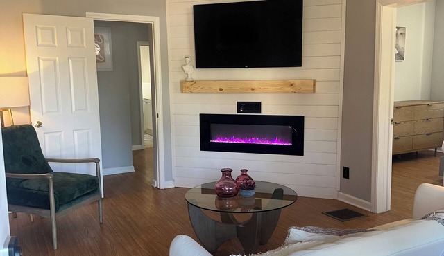 2 Bed 1 Bath W/Fireplace , 10min from DTW