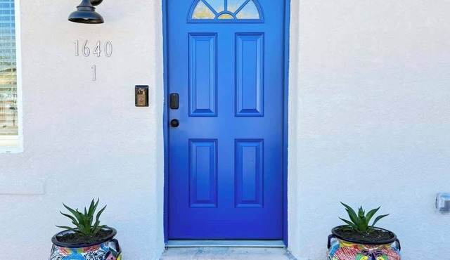 2 Bed/1bath, two blocks from U of A!