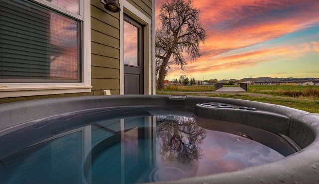 2 Bed 2.5 Bath Modern Townhouse Centrally Located