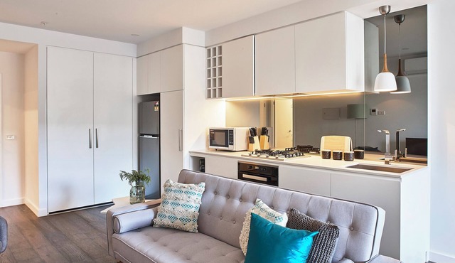 2-Bed 2-Bath Apartment: Walk to St Kilda Beach, Cafés, Shops & Albert Park