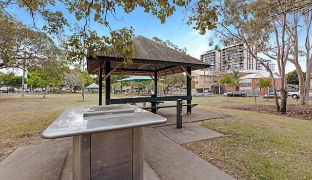 2 Bed/2 Bath Apt, Walk to Westfield, Hospitals