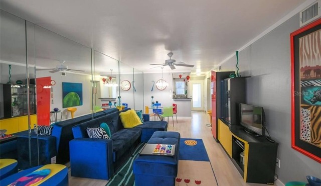 2 Bed/2 Bath Condo! 1/4 Mile to #1 Siesta Beach. Ground Floor w/Washer & Dryer.