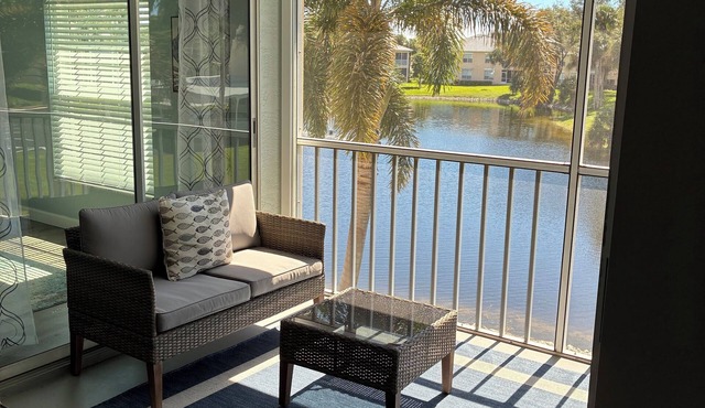 2-bed 2- bath charming condo in North Naples off Wiggins Pass