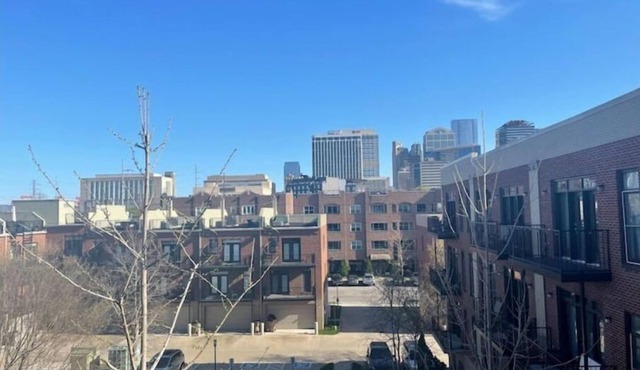 2 bed/2 bath Condo - Less than 1 Mile to Broadway!
